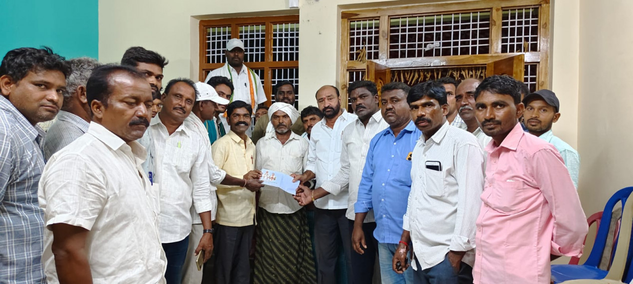 ఆర్ధిక సహాయం అందజేసిన కాంగ్రెస్ పార్టీ నాయకులు