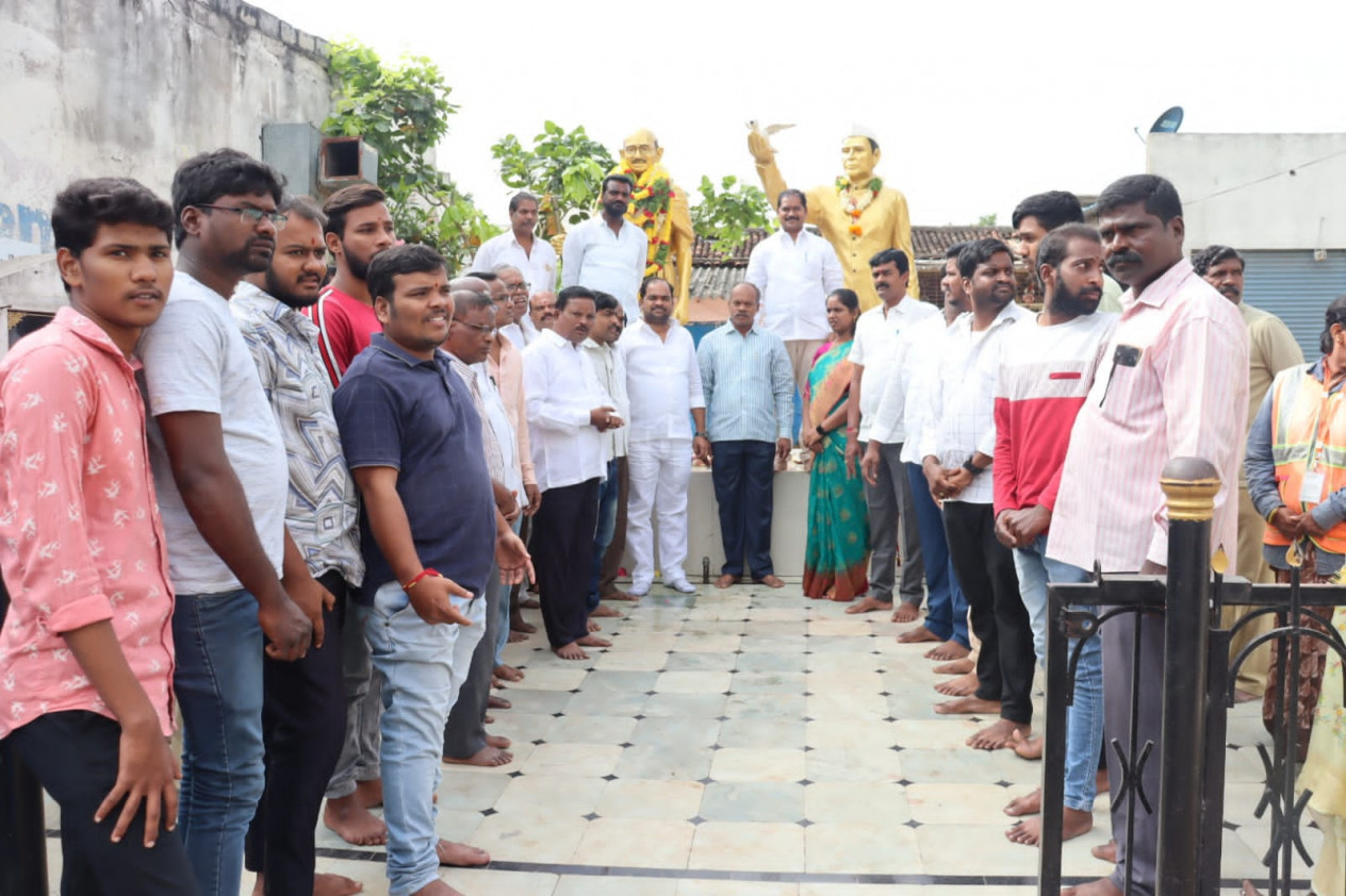 దేశ ప్రజలంతా మహాత్మా గాంధీ బాటలో నడవాలి..