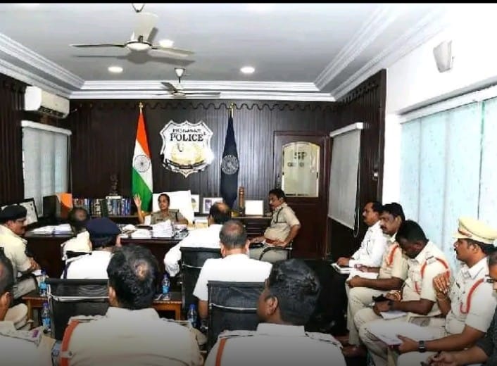 నకిలీ డాక్యుమెంట్స్ కేసులపై సిట్ అధికారులతో ఎస్పీ సమీక్ష