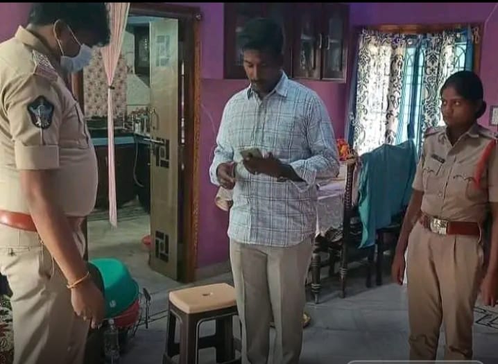 పోలీసుల ఇంటికే కన్నం వేసిన గజదొంగ