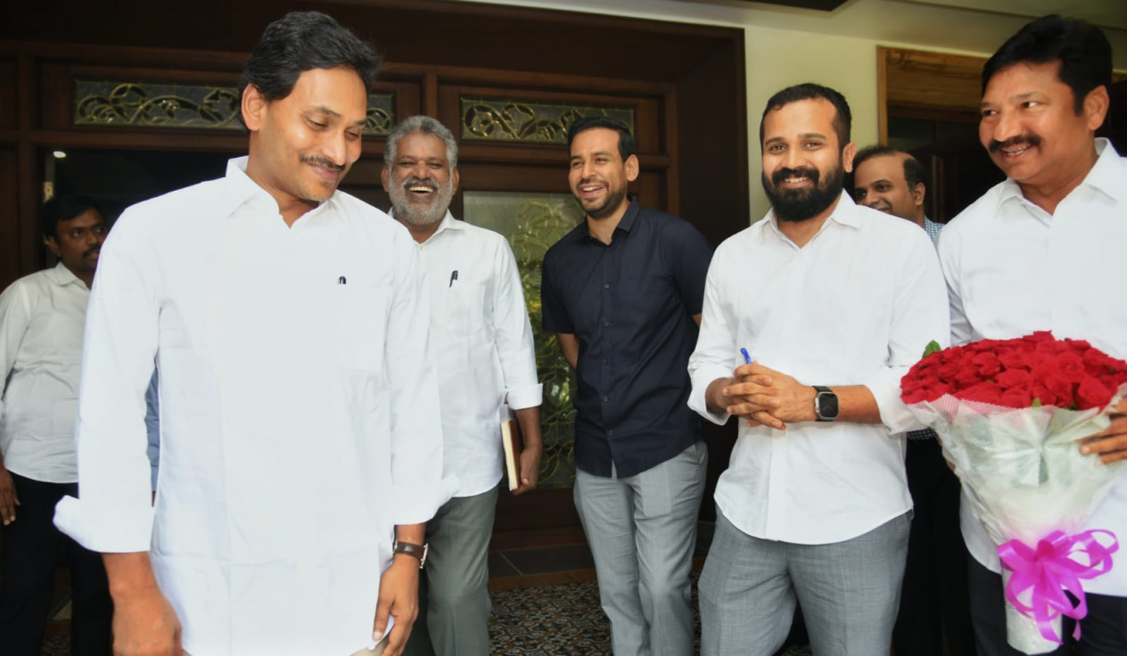 జగన్ ప్రచారంలో పక్కన ఉన్నఈ ఇద్దరు ఎవరో తెలుసా?