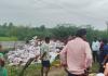 తొర్రూరు మండలం మాటేడు గ్రామ స్టేజి వద్ద డీసీఎం బోల్తా... ఆపిల్ పండ్ల కోసం ఎగబడిన జనం