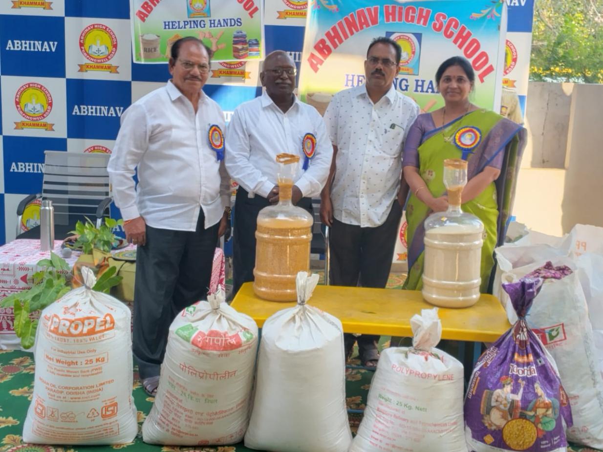 సేవా కార్యక్రమంలో అభినవ్ హై స్కూల్ హెల్పింగ్ హాండ్స్ కార్యక్రమం ద్వారా బియ్యం,పప్పు సేకరణ  
